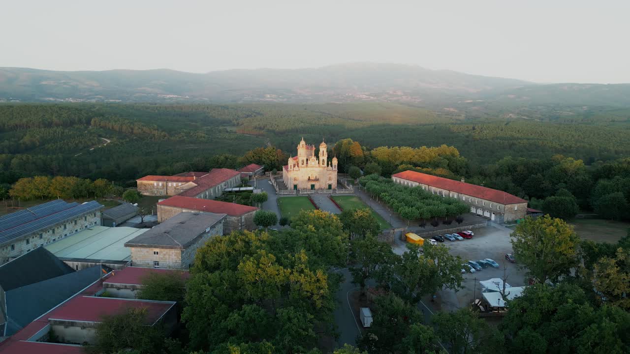 해가 지는 동안 미라그로스 사원과 그 주변의 아름다운 공중 촬영