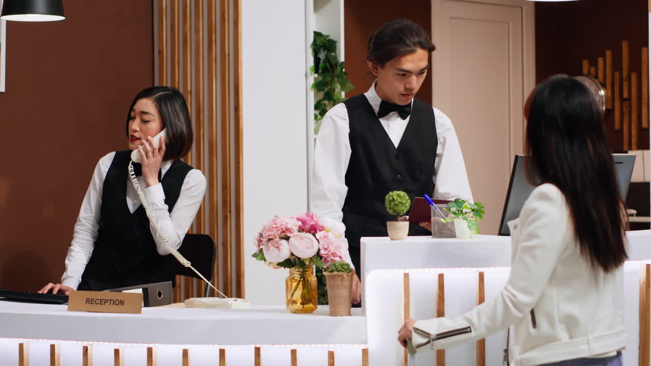 recepcionista examinando la información del pasaporte para hacer el check-in