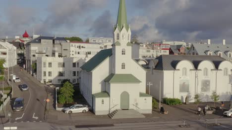 Das-Sonnenlicht-Der-Magischen-Goldenen-Stunde-Scheint-Auf-Die-Historische-Frikirkjan-kirche-In-Island