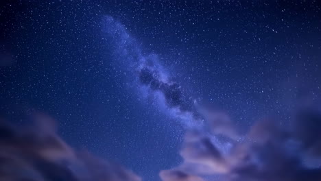 cielo nocturno estrellado con nubes