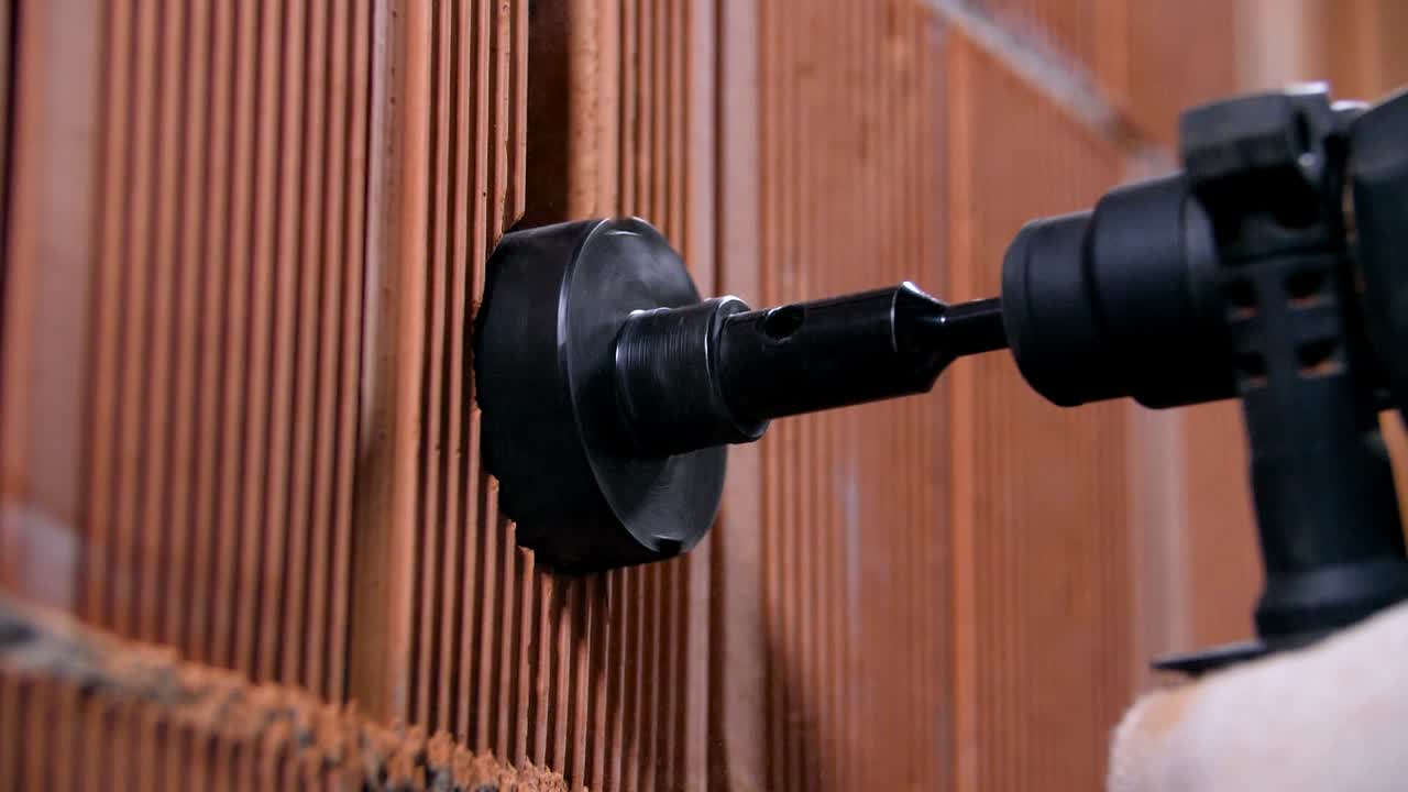 벽돌 벽에 구을 는 것