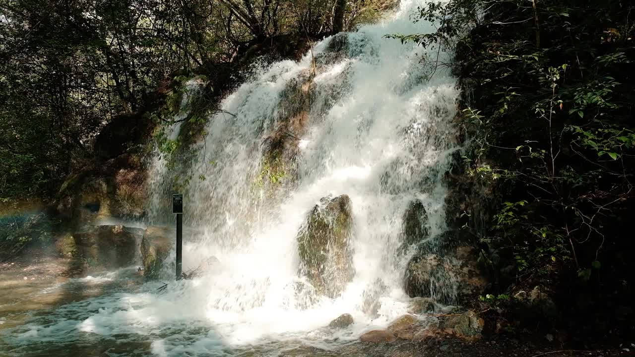 río hinchado fluye por las rocas, flujo rápido de cascada forestal, hermoso paisaje forestal, estático