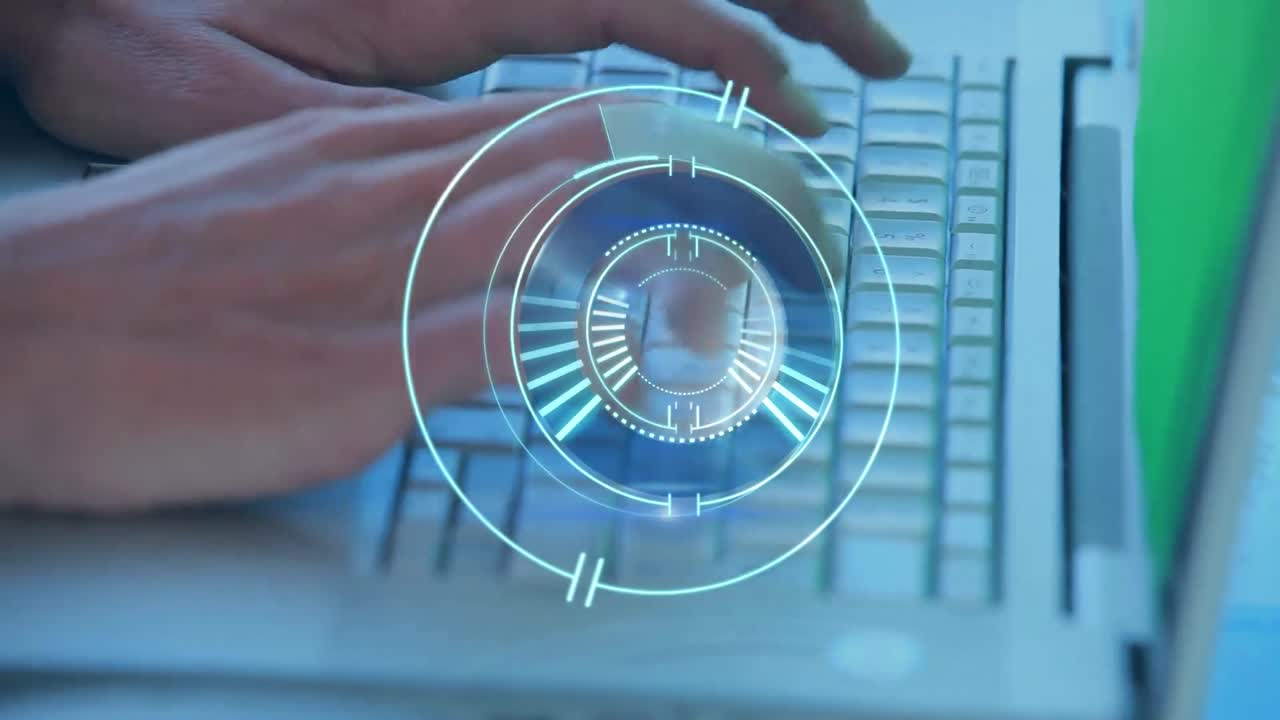 animación del círculo de procesamiento sobre las manos de una mujer caucásica usando una computadora portátil