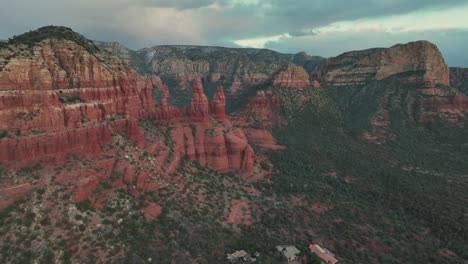 Atemberaubender-Blick-Auf-Den-Grand-Canyon-Unter-Bewölktem-Himmel-In-Sedona,-Arizona,-USA