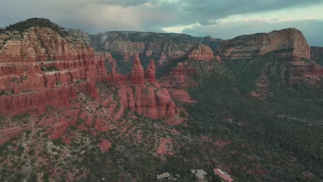 Impresionante-Vista-Del-Gran-Cañón-Bajo-Un-Cielo-Nublado-En-Sedona,-Arizona,-EE.UU.