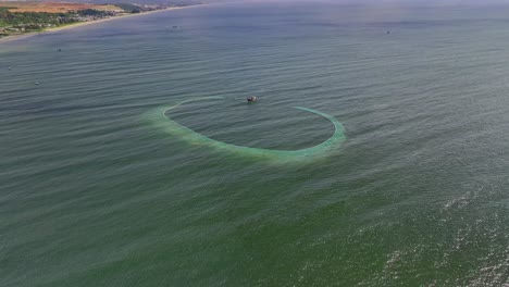 vista de un avión no tripulado de un barco de pesca que está pescando anchoas en el mar de ke ga, provincia de nguyen thuan, vietnam central