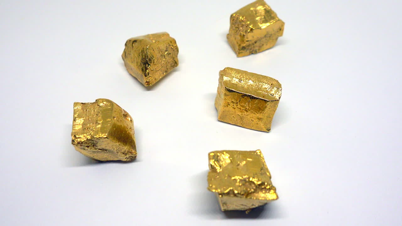 Cinque pepite di metallo dorato