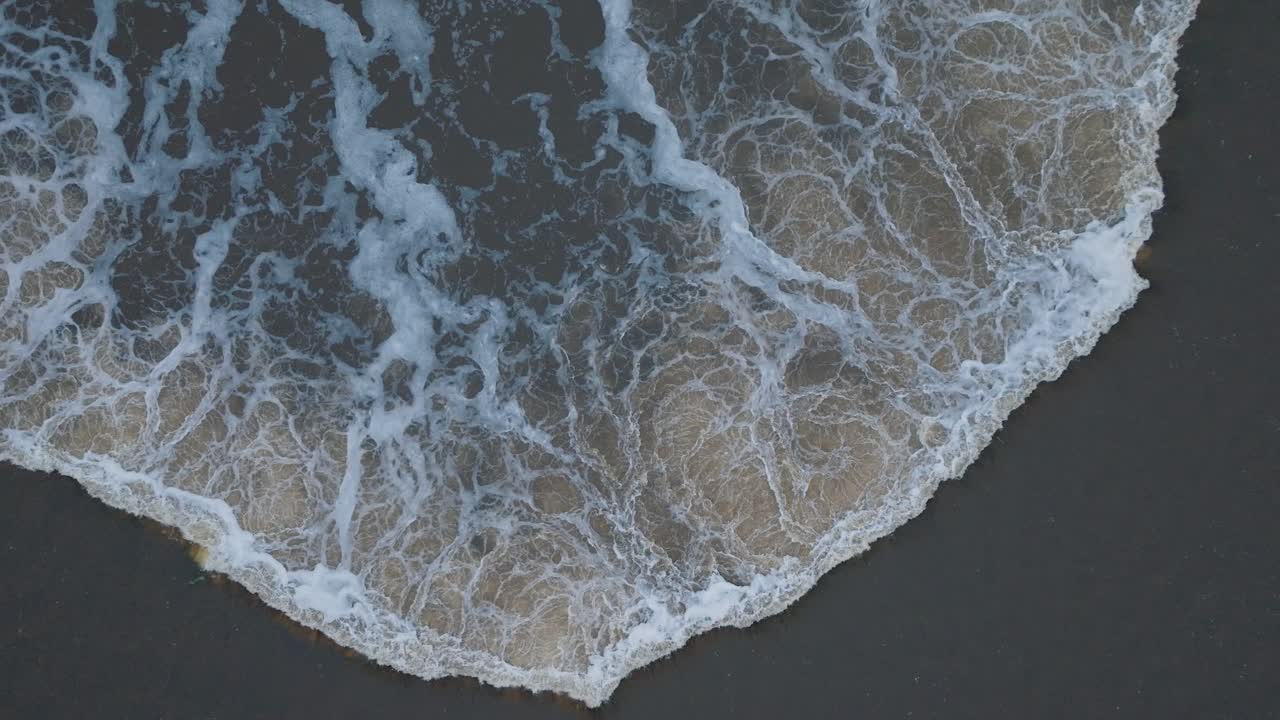 взгляд с воздуха на пороги реки вента во время зимнего наводнения, кулдига, латвия, облачный зимний день, спуск с дрона