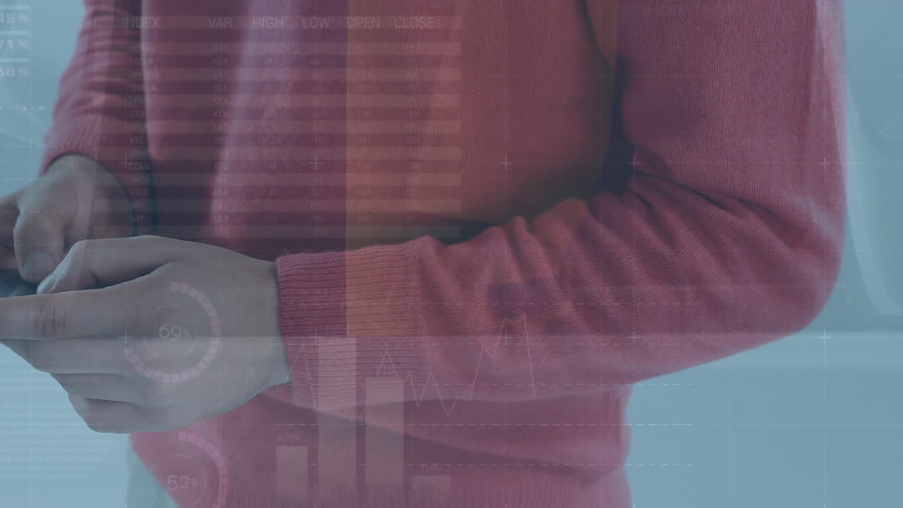 Animación de procesamiento de datos estadísticos sobre el torso de un hombre usando un smartphone