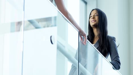 mujeres ejecutivas financieras multiétnicas se reúnen en la oficina
