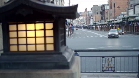 Temprano-En-La-Mañana-Hermoso-Casco-Antiguo-Japonés-Con-Linterna-De-Madera-Tradicional-En-La-Vista-En-Kyoto,-Japón-Iluminación-Suave