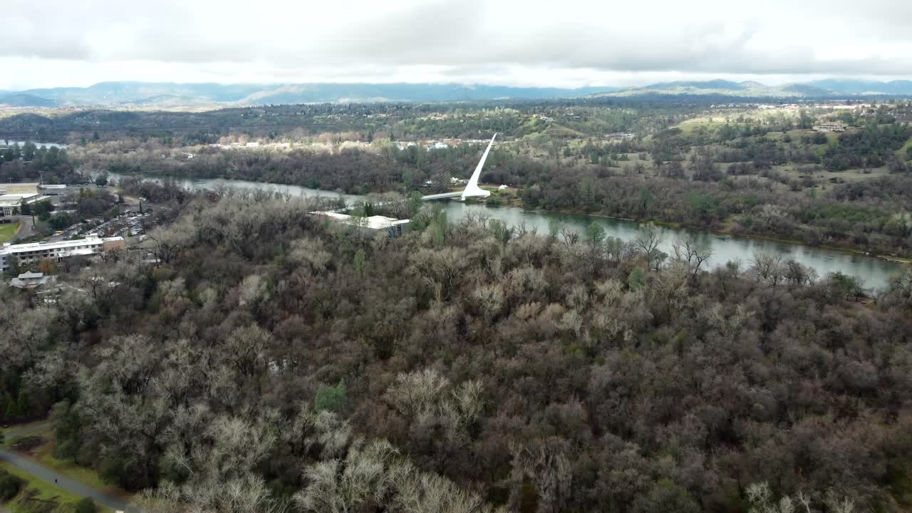 сша, штат калифорния, красноватый, солнечный мост, 2024-12-27 - вид дрона на солнечный мостик