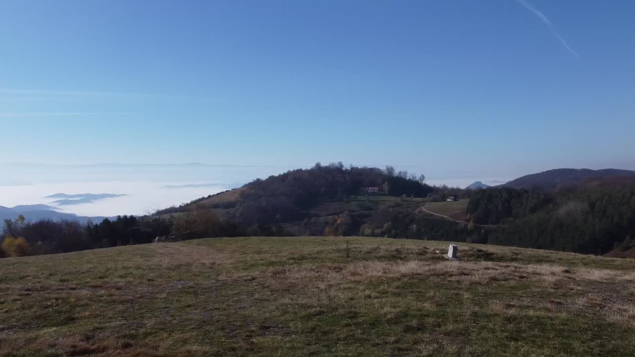 계곡에 안개가 낀 언덕과 산 너머