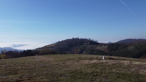 over de heuvels en bergen met mist in de vallei