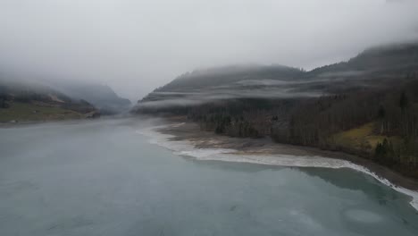 Klöntalersee-Glarus-Suiza-Belleza-Natural-En-Los-Brumosos-Y-Místicos-Alpes-Suizos