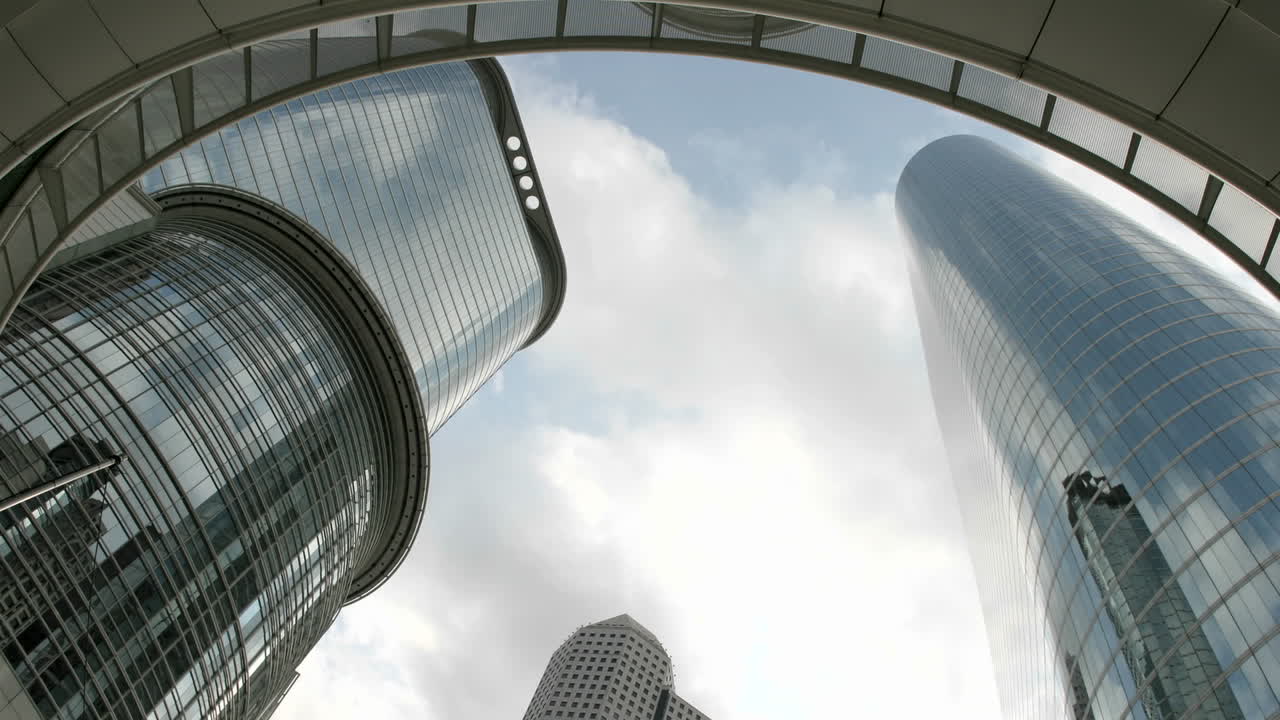 los edificios de la compañía petrolera de houston vistos desde debajo de un arco