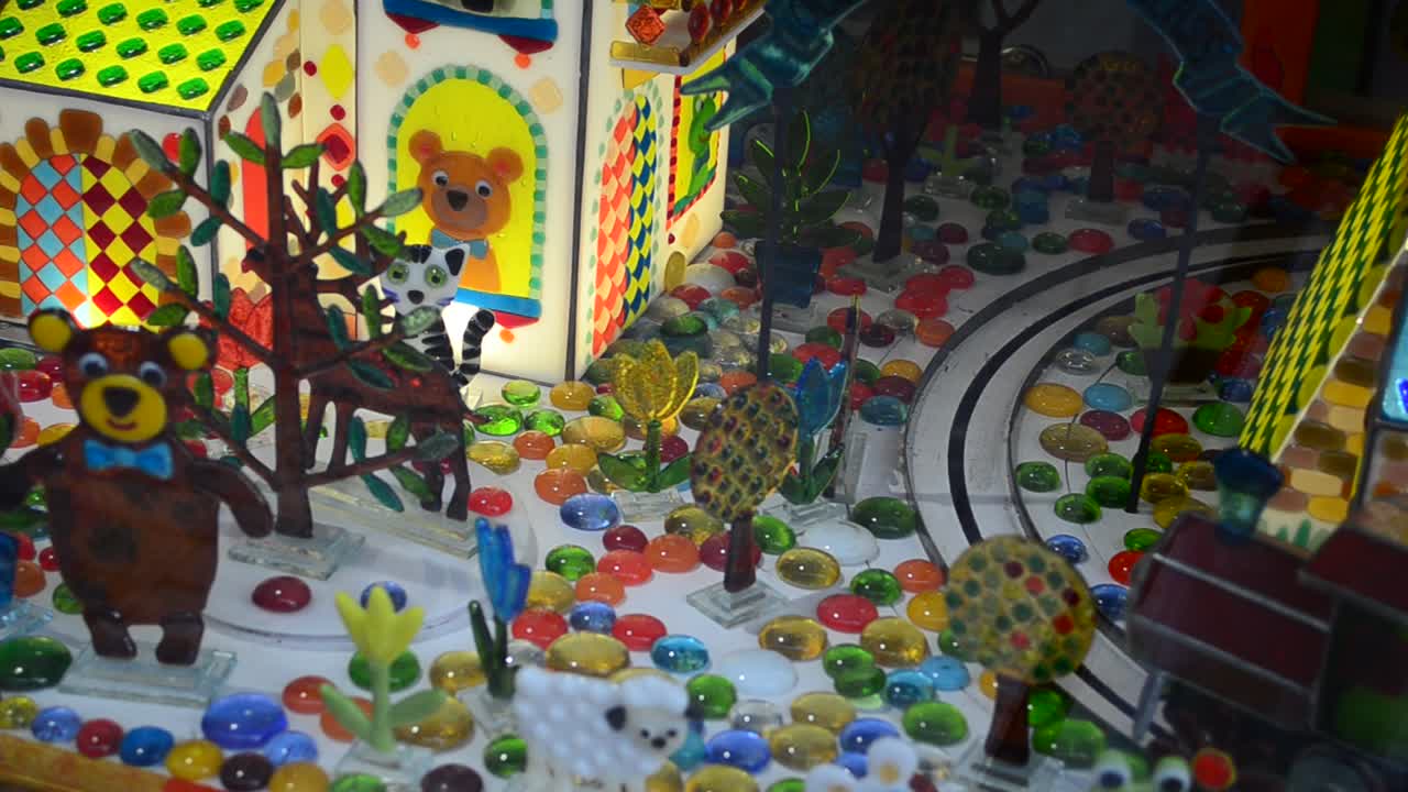 Scatto dietro il vetro, una vetrina. Città magica. Treno di caramelle.