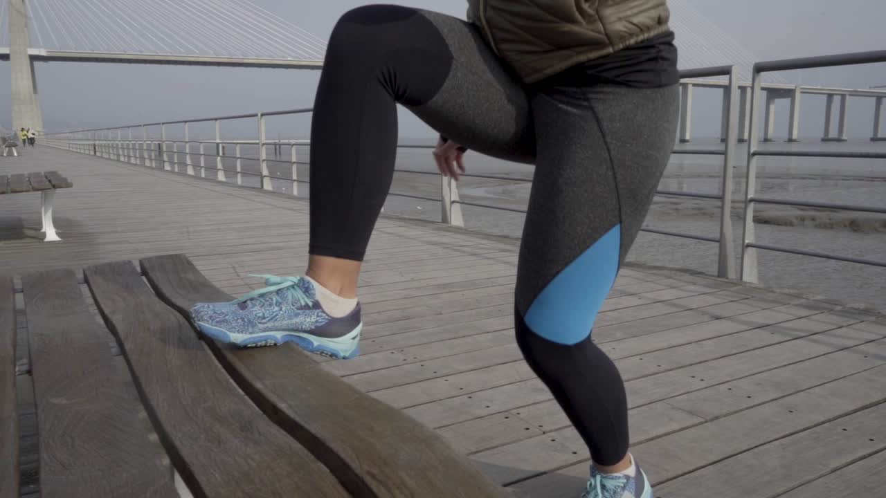 자신감 있는 스포츠 젊은 여성 야외 훈련