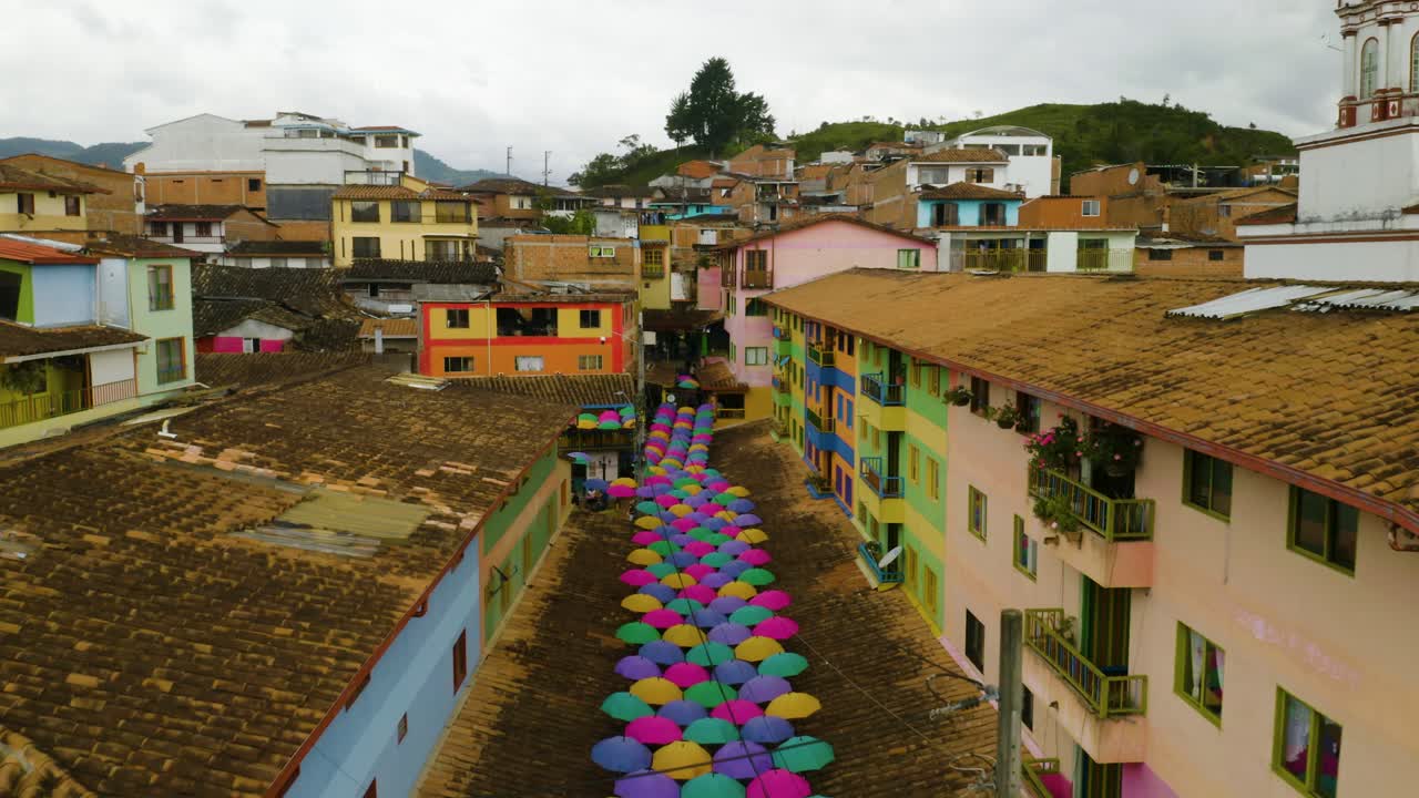 남미에서 다채로운 우산으로 도시 거리의 공중 촬영 설정