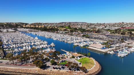 Barcos-Y-Yates-Atracados-En-El-Puerto-De-Dana-Point-En-El-Condado-De-Orange,-California,-EE.UU.---Toma-Aérea