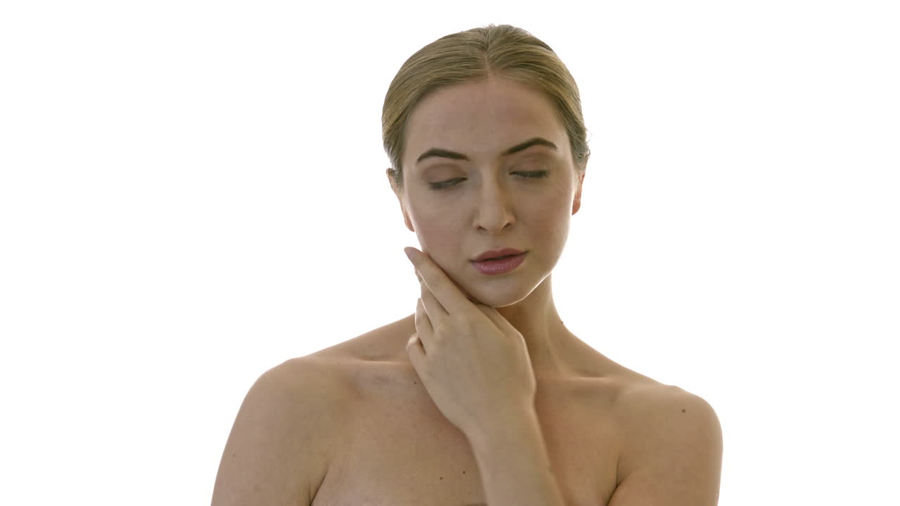 Giovane donna con pelle perfetta che si tocca il viso. Concetto di ringiovanimento