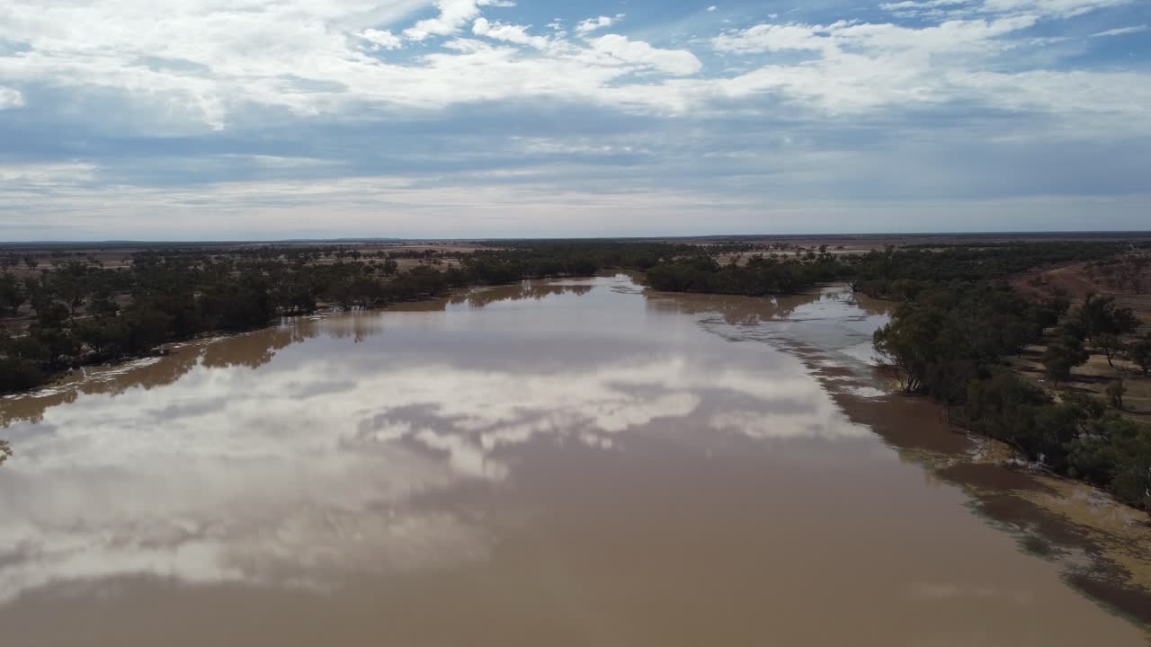 오스트레일리아 의 아웃백 호수 위 를 날아다니는 드론, 호수 위 에 반사 되는 구름