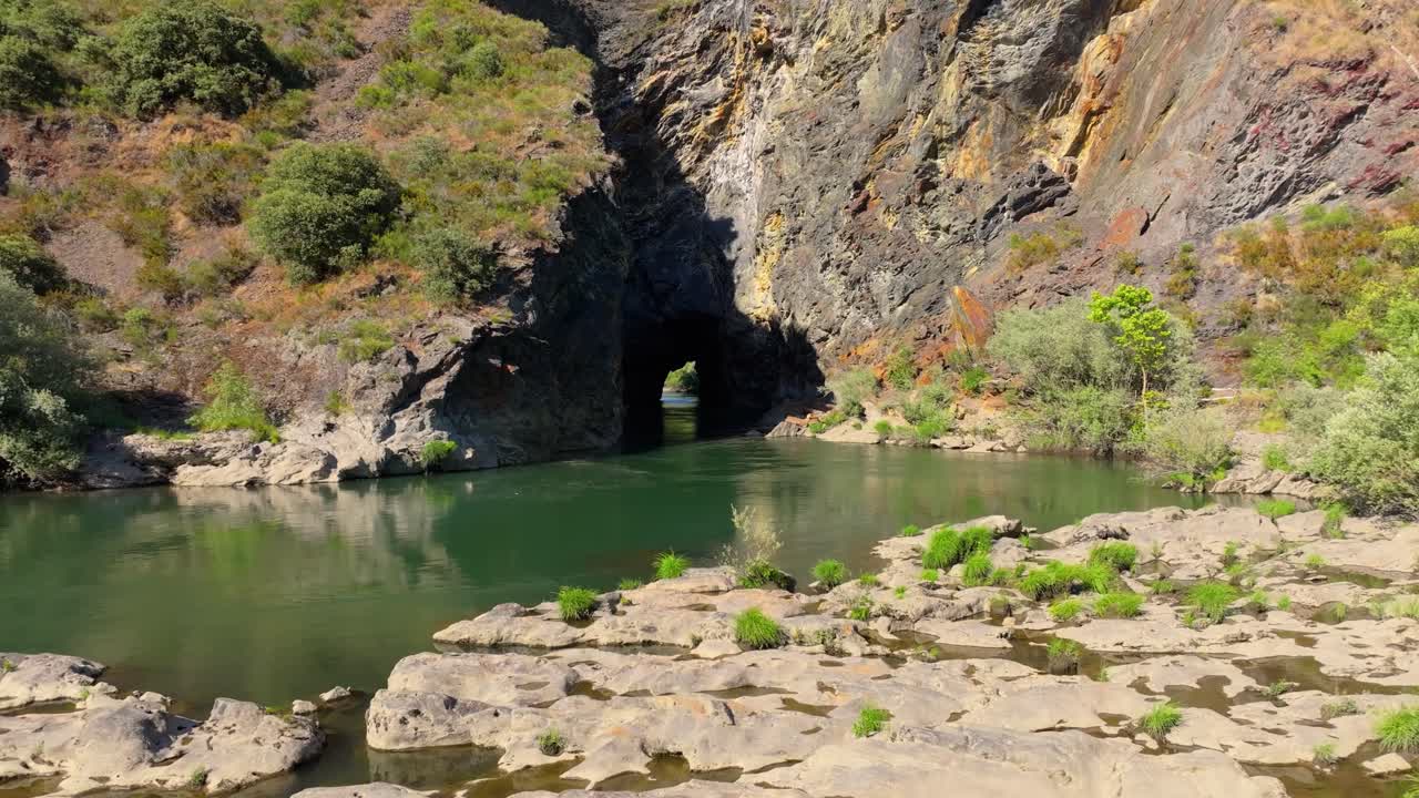 río sil con el túnel de montefurado en lugo, españa - toma de avión no tripulado