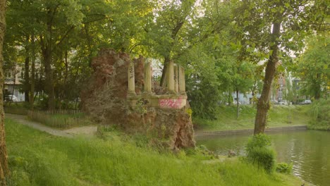 Vista-Panorámica-De-Antiguas-Ruinas-Cerca-Del-Estanque-Ixelles-En-Bruselas,-Bélgica