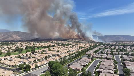 large-san-jancinto-wildlife-area-wildfire-over-sun-lakes-community-in-banning-california-fire-near-homes-and-traffic---AERIAL-STATIC-WIDE-ANGLE