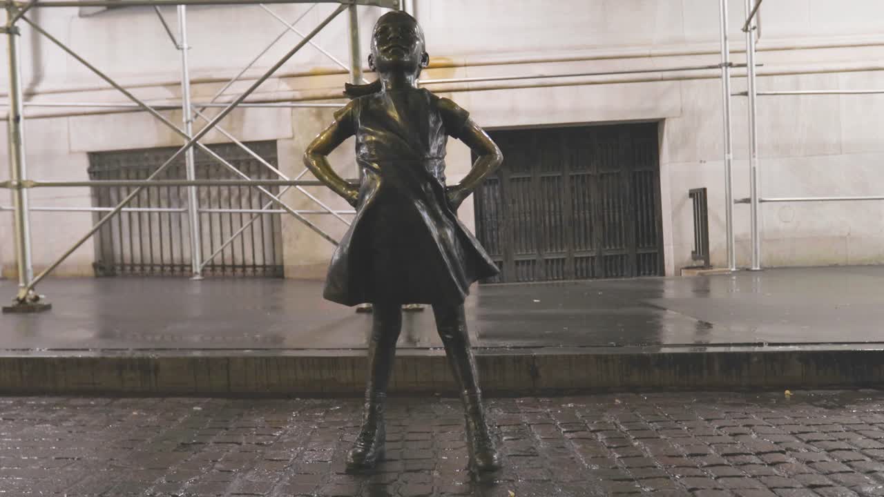 бесстрашная девушка со спины в нью-йорке