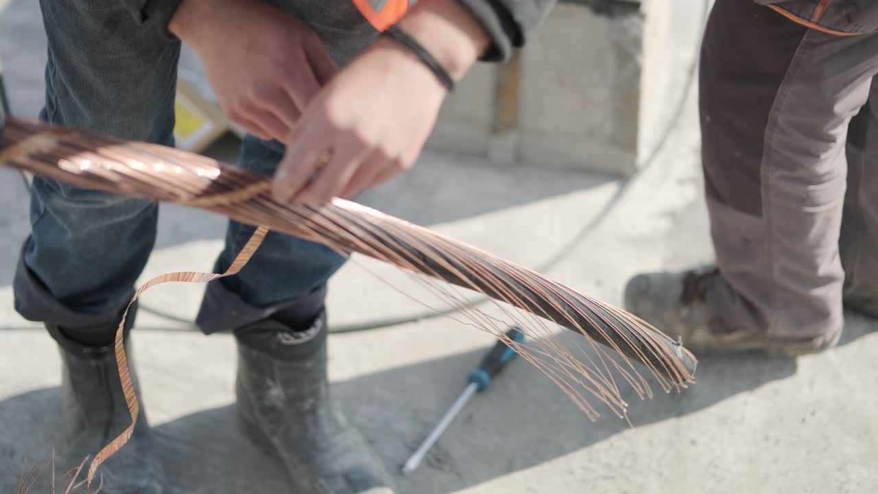 proceso de instalación de cables eléctricos en una subestación de transformadores