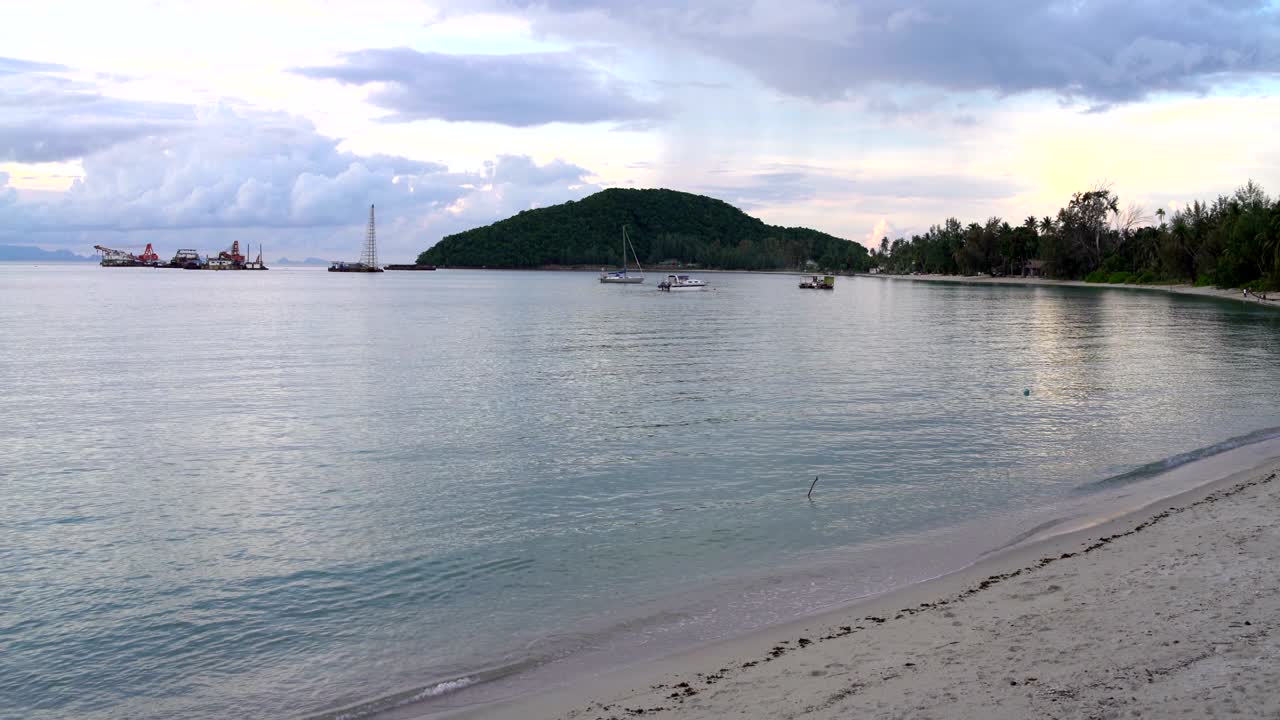 해변을 내려다보는 산