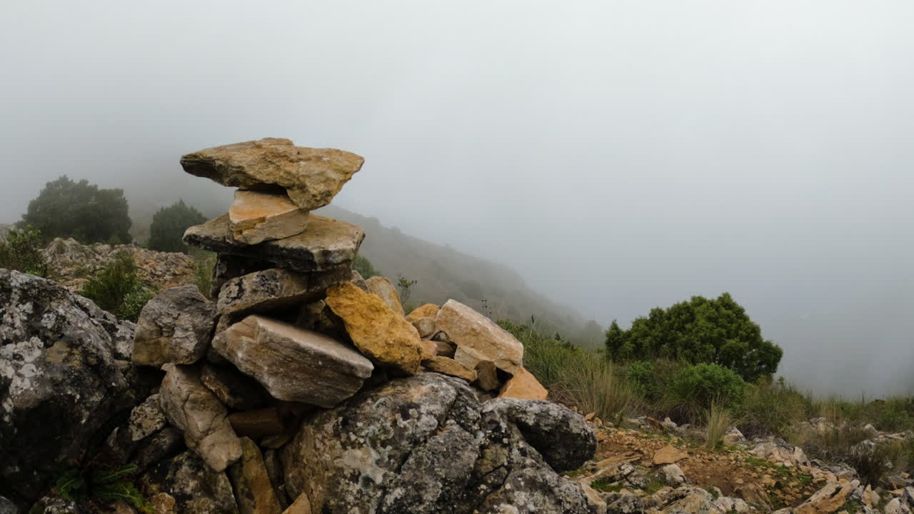 primer plano 4k de un montón de rocas en la montaña la concha en marbella, españa