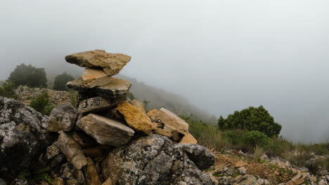 4k-Nahaufnahme-Eines-Steinhaufens-Auf-Dem-Berg-La-Concha-In-Marbella,-Spanien