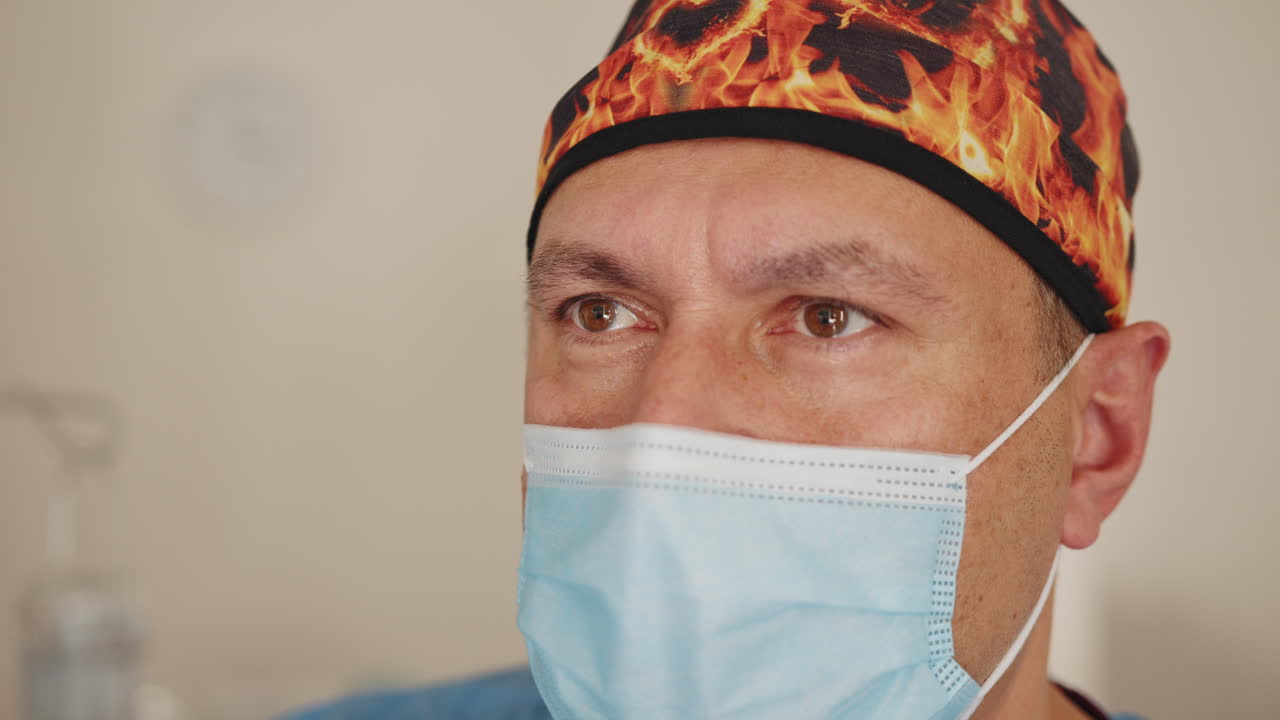 médico con gorra quirúrgica y máscara