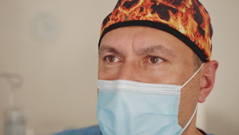 médico con gorra quirúrgica y máscara