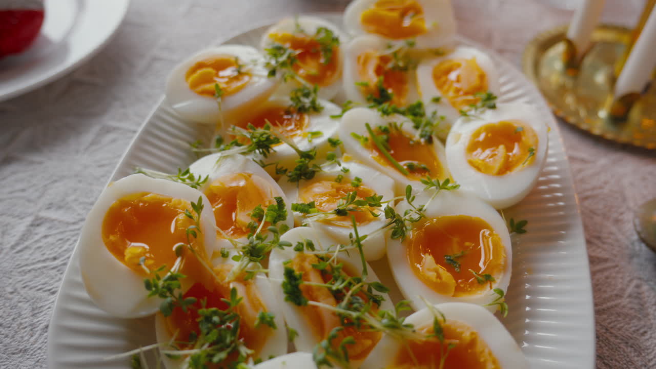 Huevos pasados por agua deliciosamente preparados y adornados con hierbas frescas en un plato elegante. Ideal para presentaciones culinarias o programas de cocina festivos
