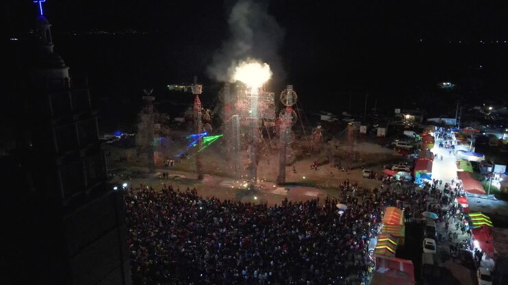Ripresa aerea di Capodanno con una grande festa a Città del Messico, con fuochi d'artificio luminosi di notte in una struttura metallica