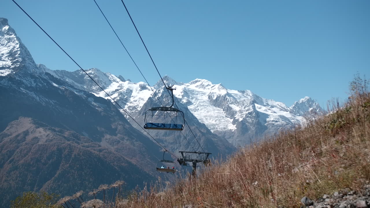 ascensor de esquí de montaña en los alpes