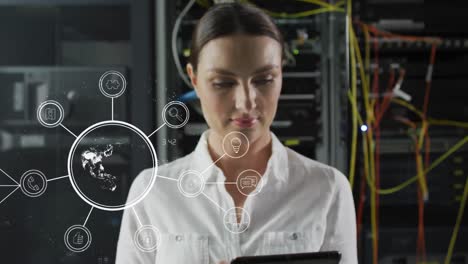 animación de conexiones a través de una ingeniera de ti caucásica con una computadora portátil por un servidor de computadora