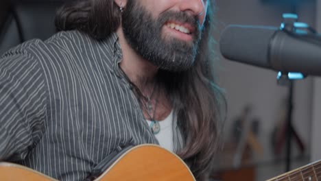 hombre cantando en un micrófono