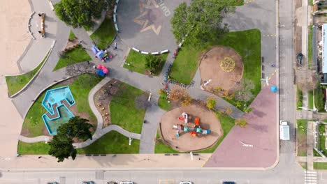 camión aéreo de arriba hacia abajo a la derecha del parque infantil en la plaza arturo prat, ciudad de quilpue, región de valparaíso, chile