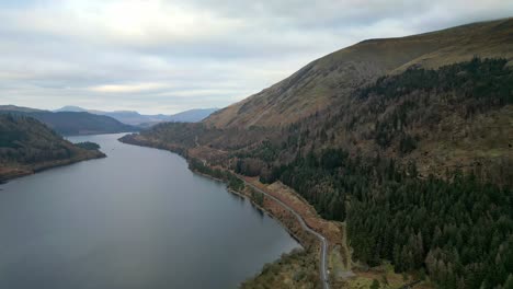 vista cinematográfica de invierno del lago thirlmere cumbria