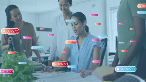 Animation-Von-Social-Media-Symbolen-Und-Zahlen-über-Verschiedene-Geschäftsleute-Im-Büro