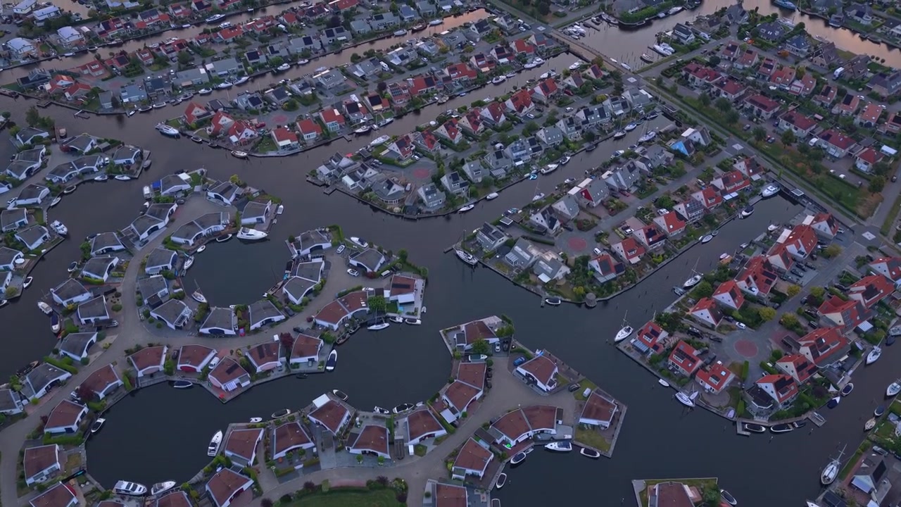 Luchtfoto van een woonwijk aan een gracht in Nederland