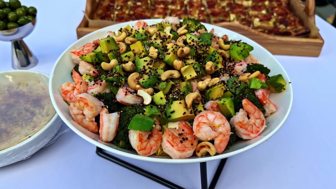 Insalata sana di gamberi e avocado - Gamberi grandi, avocado a cubetti, cimette di broccoli e anacardi. - Primo piano.