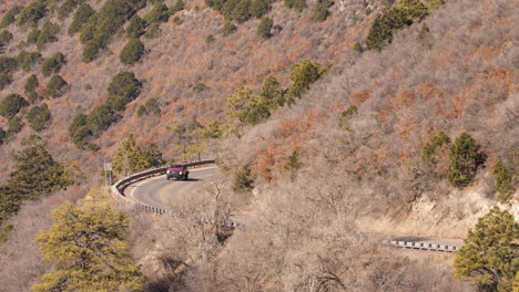 Un-Camión-Circula-Por-Una-Curva-En-Una-Carretera-De-Montaña,-Lente-Larga