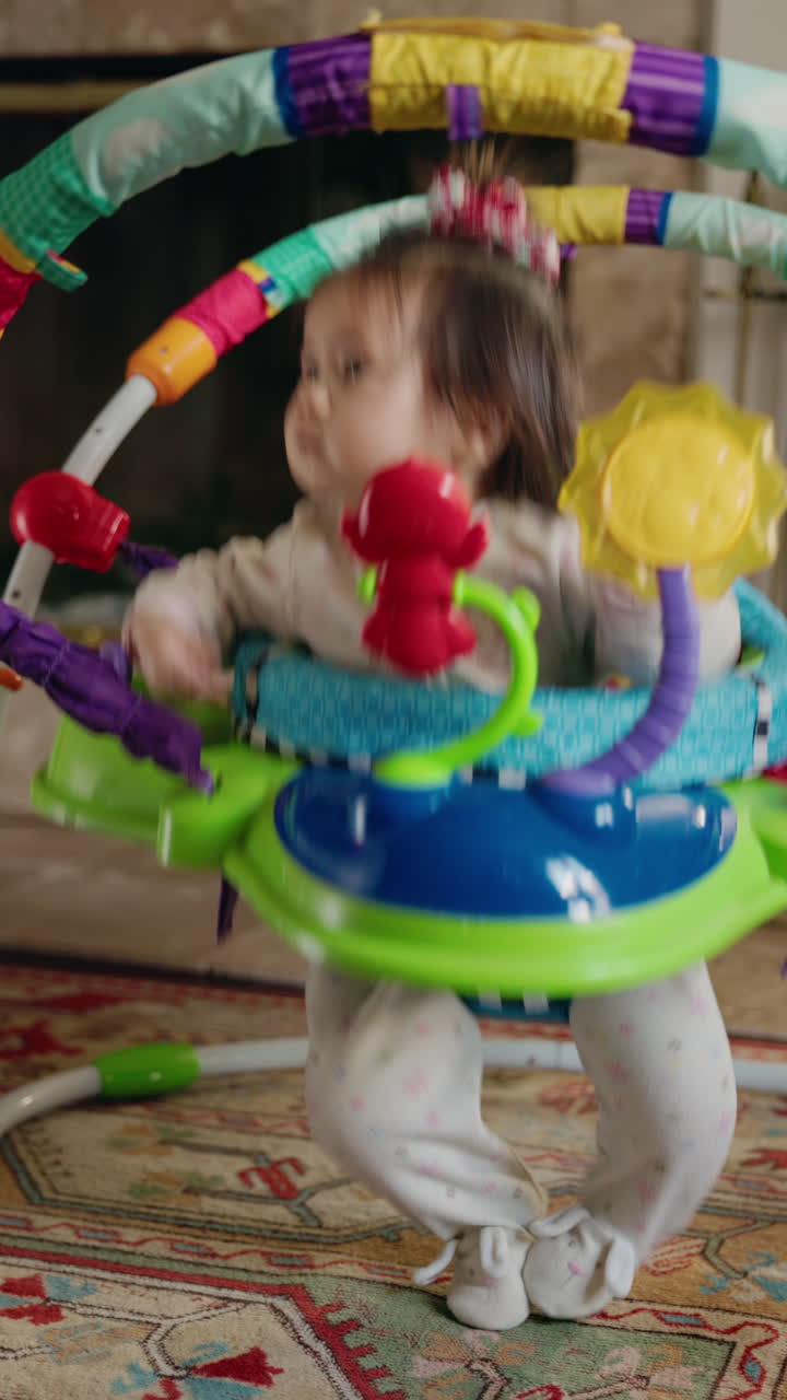 Bebê brincando no jumper