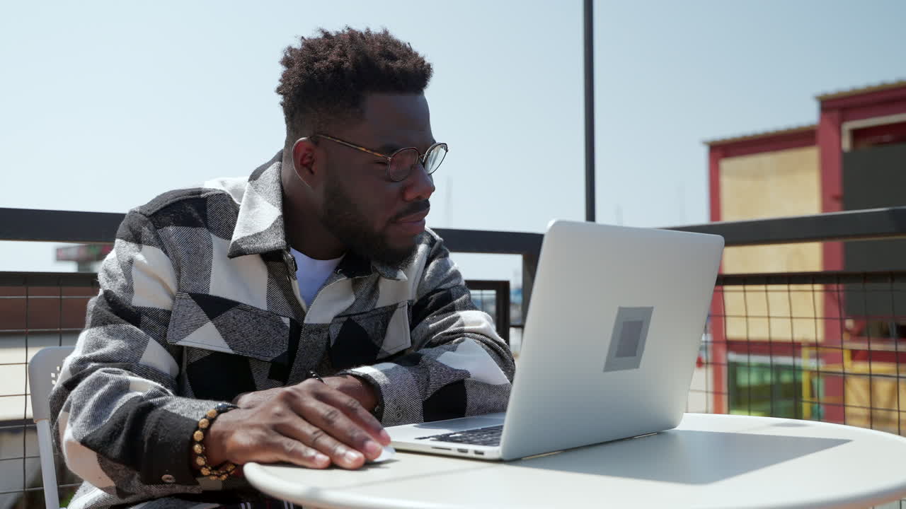 hombre trabajando en una laptop al aire libre