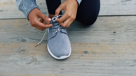 Woman-tying-her-shoes-lace-4k